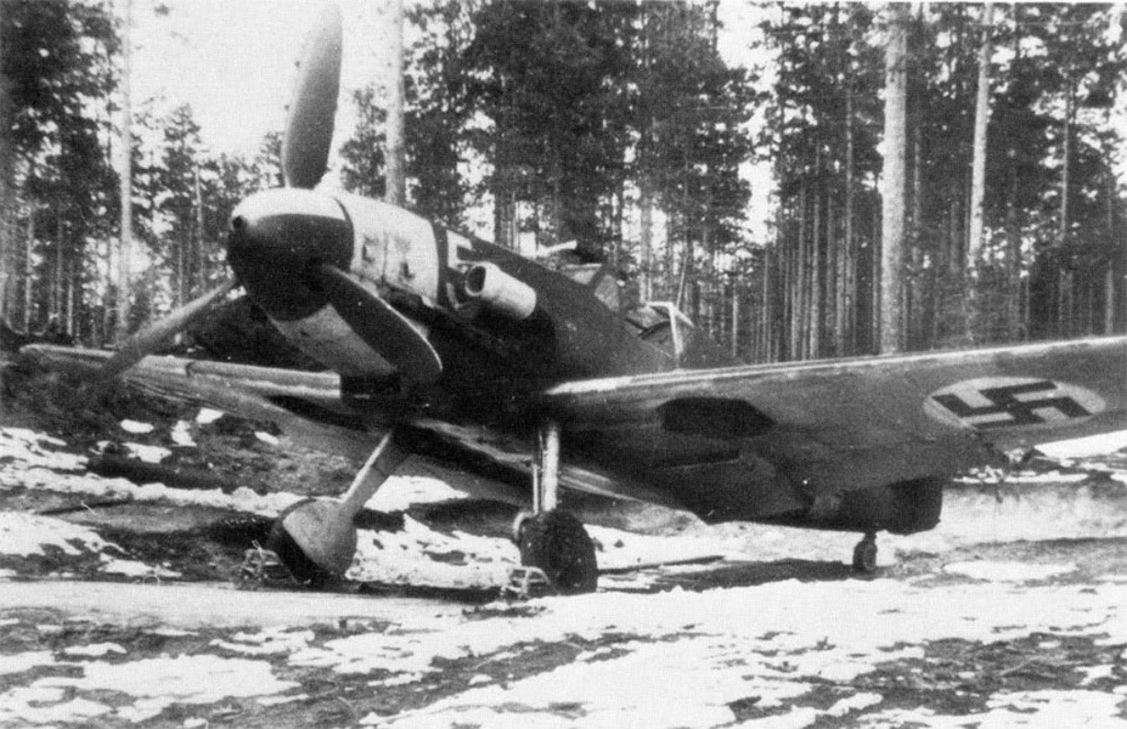 Me109-G2-FAF-LeR3-1.HLeLv24-MT225-(DH+UZ)-WrkN13577-Yellow5-&-Yellow-Nose-From-LeLv34-Days-&-with-Sand-Filter-Flown-By-1.H24-CO-Lt.-[Luutnantti]-Lauri-'Lapra'-Vilhelm-Nissinen-At-Suulajarvi-Finland-April-1944-6bf-s.jpg (618K)